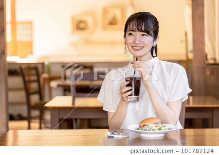Asian business woman having lunch/dinner at restaurant/cafe during lunch break 101787124
