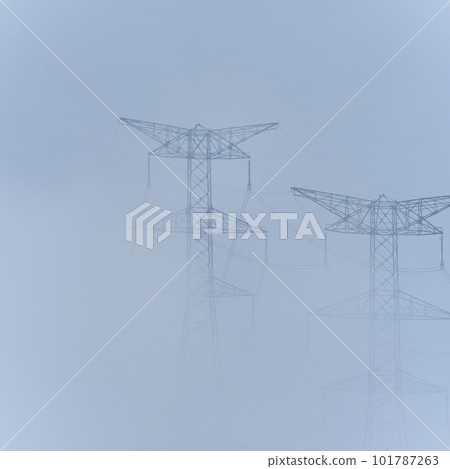 輸電線路和鋼塔被雲海包裹的景色 輸電線路和鋼塔被雲海包裹的景色 101787263