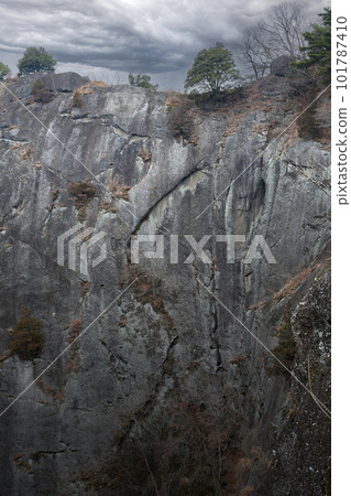 岩殿山的懸崖 黑暗 101787410