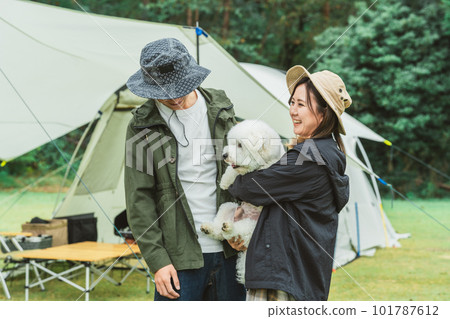 秋冬來到戶外露營地露營的情侶、情侶、情侶（男女、亞洲人） 101787612