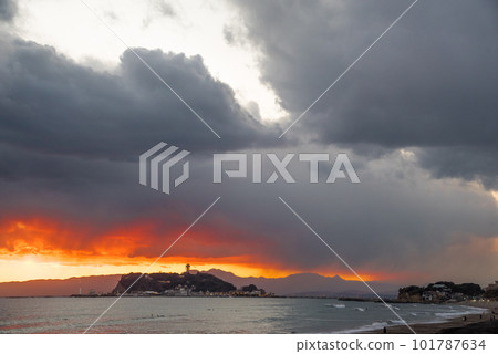 Disquieting sunset in Enoshima 101787634
