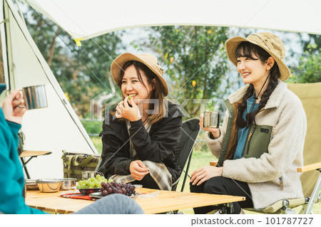 秋冬季節前來戶外露營地露營的女性（女性露營者、朋友、亞洲人） 101787727