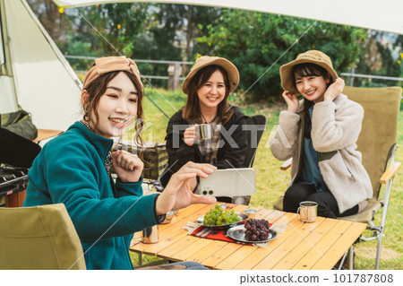 Women who came to camp at the outdoor campsite in autumn and winter (female campers, friends, Asians) 101787808