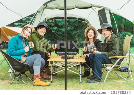 秋冬季節前來戶外露營地露營的朋友（男女，亞洲人） 101788284