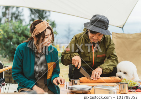 Friends who came to camp with their dogs / pets at the outdoor / campsite in autumn / winter (male / female / Asian) Friends who came to camp with their dogs / pets at the outdoor / campsite in autumn / winter (male / female / Asian) 101788352