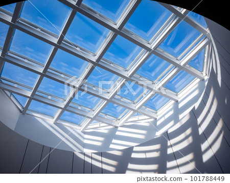 [日本] 陽光和清澈的藍天從東京一家購物中心的格子天窗射進來 101788449