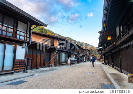 長野縣鹽尻市奈良井宿秋色黃昏的街景 101788556