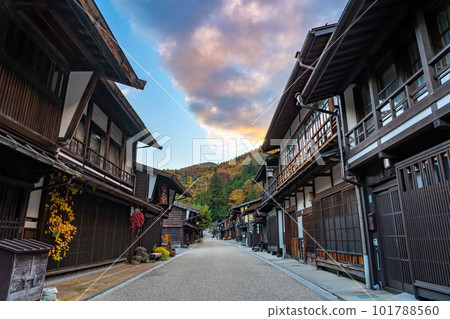 長野縣鹽尻市紅葉秀麗的奈良井宿街景 101788560