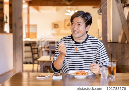 亞洲女商人在午休期間在咖啡館或餐廳吃午飯和吃飯 101788576