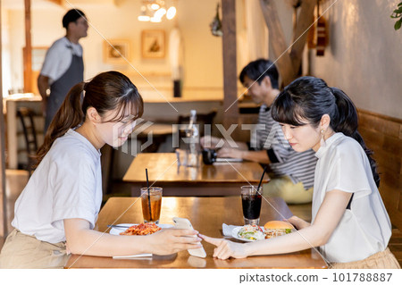 亞洲女性正在用智能手機查看前來吃午餐的咖啡館和餐館的評論和 SNS 亞洲女性正在用智能手機查看前來吃午餐的咖啡館和餐館的評論和 SNS 101788887