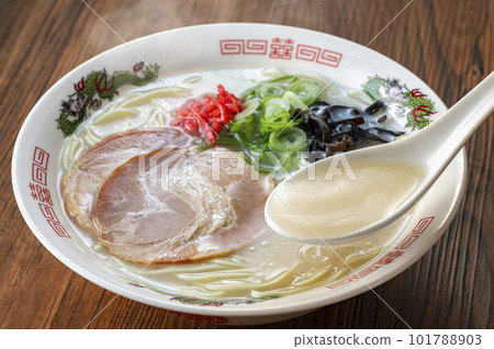 Fresh pork bone ramen 101788903