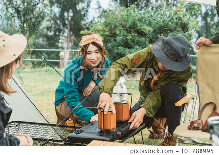 秋冬季節前來戶外露營地露營的朋友(男女,亞洲人) 秋冬季節前來戶外露營地露營的朋友(男女,亞洲人) 101788995