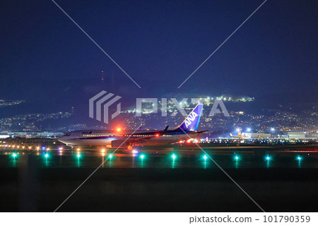 Takeoff and landing at Osaka Itami Airport Takeoff and landing at Osaka Itami Airport 101790359