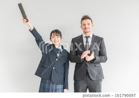 微笑的高中生，初中生，女高中生和有證書和文憑的老師（畢業典禮，制服，校服） 101790897