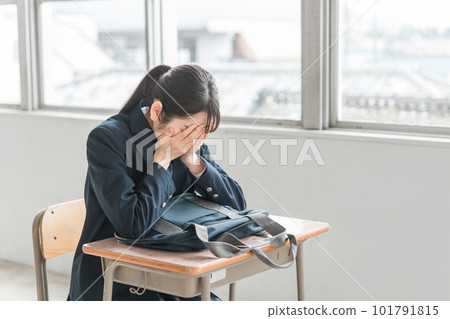 High school girls and junior high school students are worried in a school classroom (worried, troubled, stress) 101791815