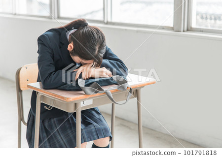 High school girls and junior high school students are worried in a school classroom (worried, troubled, stress) 101791818