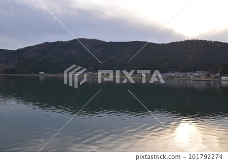 Lake Yogo at dusk in spring, Shiga 101792274