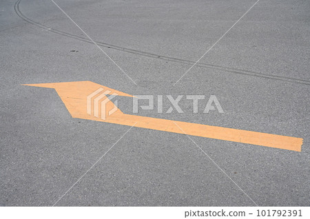 yellow arrow on cement road, construction background 101792391