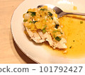 Simple home-cooked steamed chicken with chive sauce 101792427