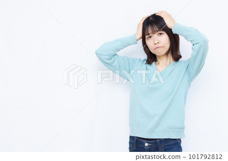 一個三十多歲的女人，在白色背景前擔心抱頭 101792812