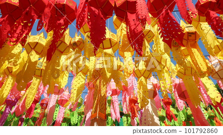 泰國著名節日 Loy Krathong 節日裝飾清邁佛寺燈籠 泰國著名節日 Loy Krathong 節日裝飾清邁佛寺燈籠 101792860