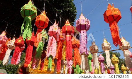 泰國著名節日 Loy Krathong 節日裝飾清邁佛寺燈籠 泰國著名節日 Loy Krathong 節日裝飾清邁佛寺燈籠 101792865