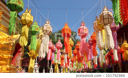 泰國著名節日 Loy Krathong 節日裝飾清邁佛寺燈籠 101792866