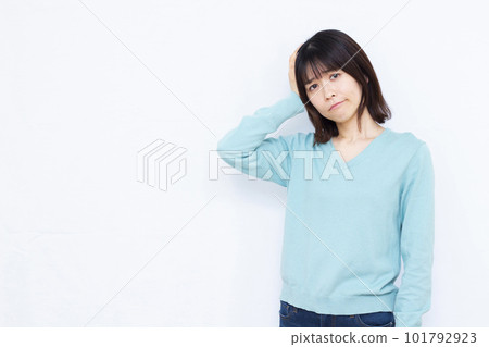 A woman in her thirties who has a headache 101792923