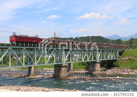 Musashino Line E231 series train crossing the Daiichi Tonegawa Bridge on the Joetsu Line Musashino Line E231 series train crossing the Daiichi Tonegawa Bridge on the Joetsu Line 101793158