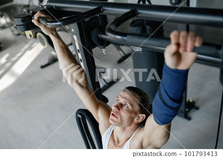 Top view on strong sportsman training with weights using gym equipment 101793413