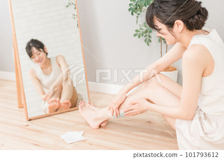 Asian woman putting a sheet on her calf before going to bed 101793612