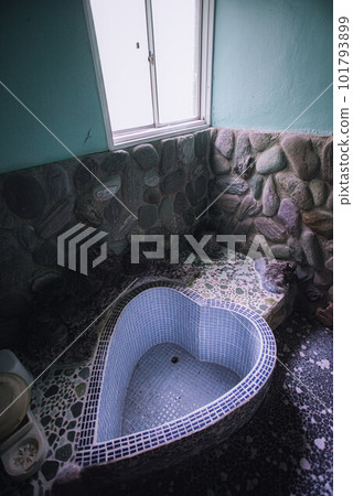 廢棄愛情旅館的心形浴缸 101793899