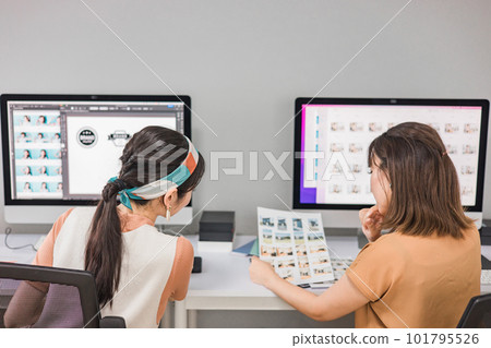 作為照片編輯器、圖像編輯器、照片處理器、修圖師和平面設計師工作的女性 101795526