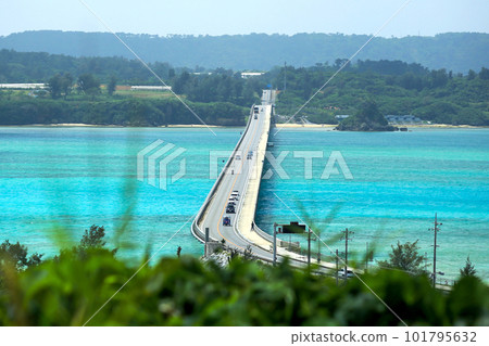 從沖繩古宇利島眺望美麗的大海和古宇利大橋 從沖繩古宇利島眺望美麗的大海和古宇利大橋 101795632