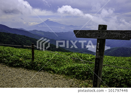 Daibosatsumine mountain trail, distant view of Mt.Fuji from Oyashirazu no kashira Daibosatsumine mountain trail, distant view of Mt.Fuji from Oyashirazu no kashira 101797446