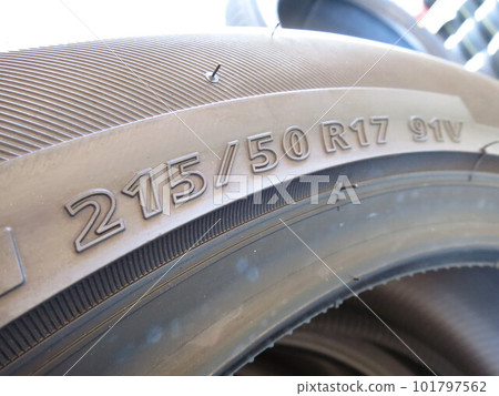 Size notation 215/50R17 engraved on the side of the tire 101797562