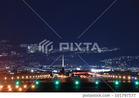 Takeoff and landing at Osaka Itami Airport 101797577