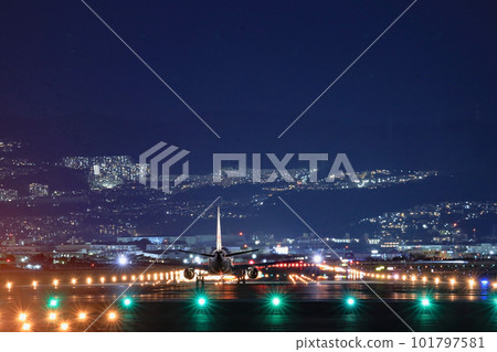 Takeoff and landing at Osaka Itami Airport 101797581