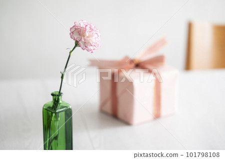 康乃馨花瓶和禮品盒 101798108