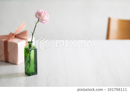 康乃馨花瓶和禮品盒 101798111