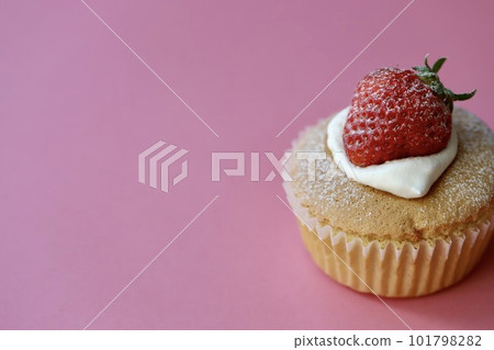 Gluten-free strawberry-topped cup chiffon cake made with rice flour 101798282