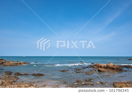 Horizontal line of the rocky beach, in Krabi, Thailand Horizontal line of the rocky beach, in Krabi, Thailand 101798345