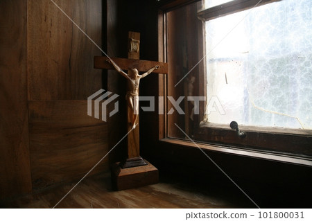 Cross at the window 101800031