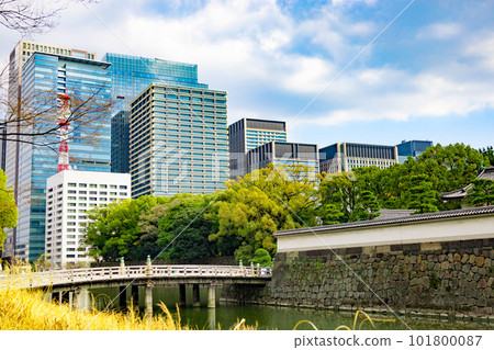 High-rise buildings in the business district of Marunouchi, Otemachi in early spring, the Imperial Palace and the Takebashi entrance of Edo Castle (Chiyoda-ku, Tokyo) High-rise buildings in the business district of Marunouchi, Otemachi in early spring, the Imperial Palace and the Takebashi entrance of Edo Castle (Chiyoda-ku, Tokyo) 101800087