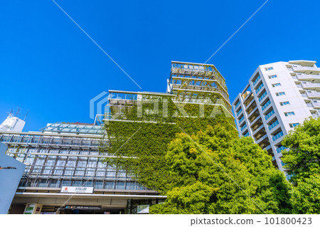 東京都市風景在日本夏日。俯瞰東急鐵道大岡山站和東急醫院附屬的車站大樓 東京都市風景在日本夏日。俯瞰東急鐵道大岡山站和東急醫院附屬的車站大樓 101800423