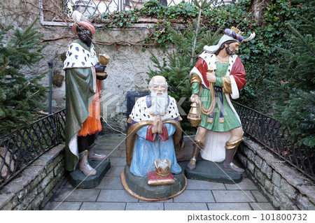 Biblical Magi or Three Wise Men infront the church in St. Wolfgang on Wolfgangsee in Austria 101800732
