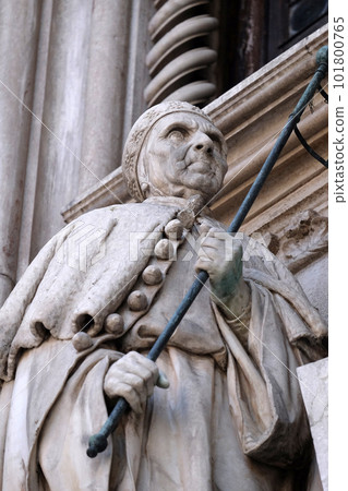 Detail of the Porta della Carta entrance to the Doge's Palace in Venice, Italy, depicting Doge Francesco Foscari, UNESCO World Heritage Sites  101800765