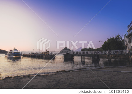 Dusk at Mitsu Beach in the Ura district of Numazu City 101801410
