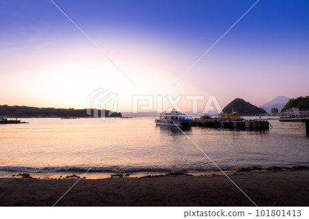 Dusk at Mitsu Beach in the Ura district of Numazu City Dusk at Mitsu Beach in the Ura district of Numazu City 101801413