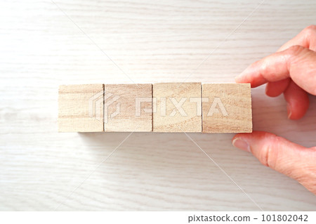 4 blocks and 1 hand 101802042